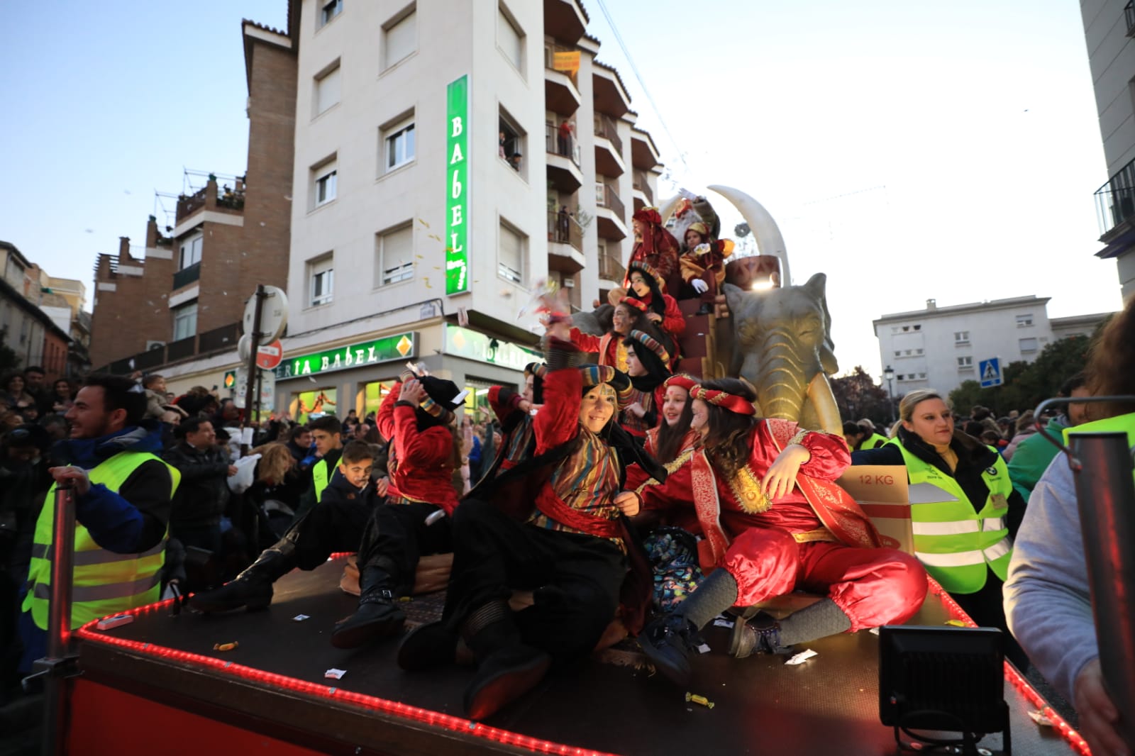 Desde los minutos previos al arranque hasta su llegada al Ayutamiento de Granada, aquí tienes todas las imágenes de la noche más mágica de la Navidad