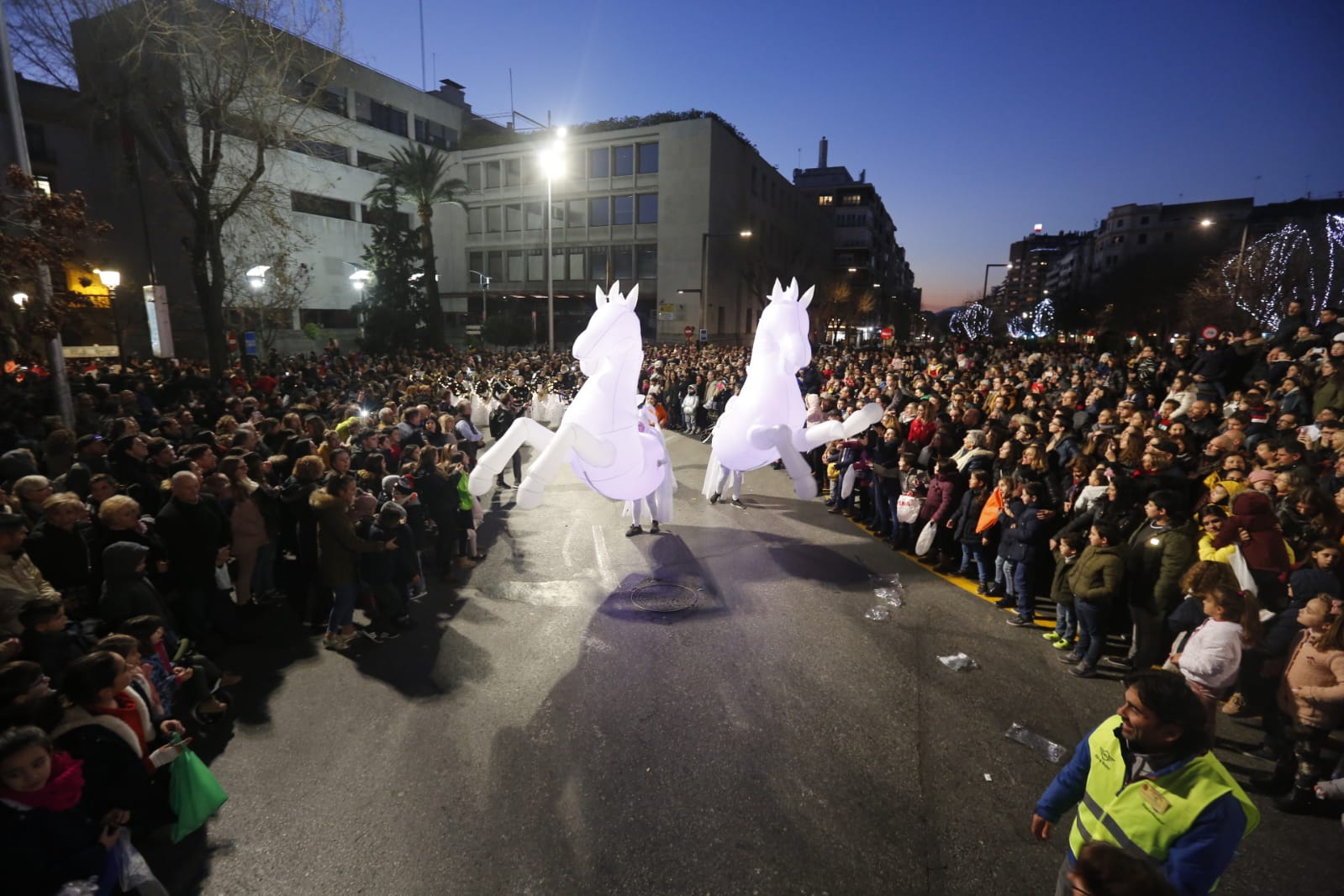 Desde los minutos previos al arranque hasta su llegada al Ayutamiento de Granada, aquí tienes todas las imágenes de la noche más mágica de la Navidad