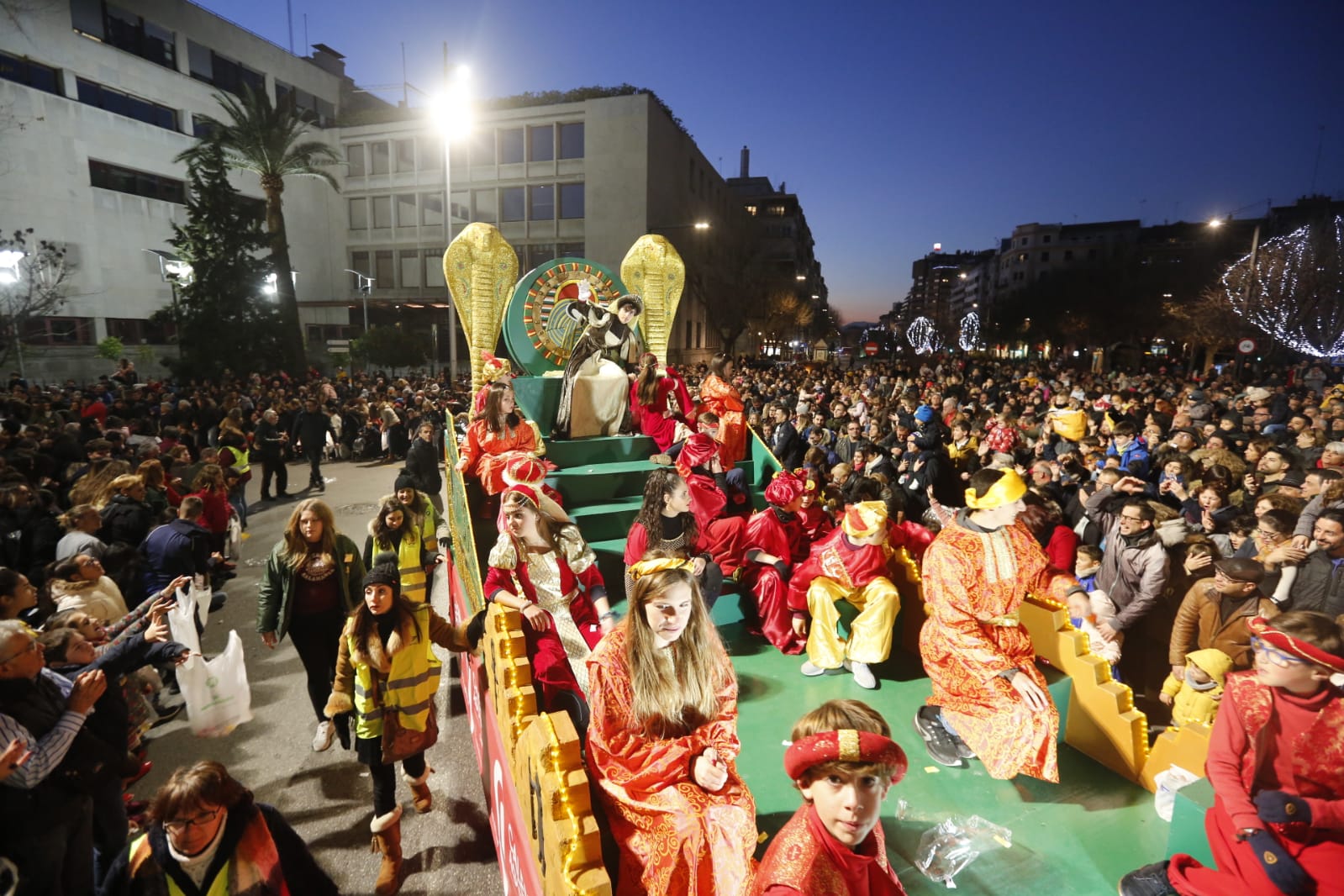 Desde los minutos previos al arranque hasta su llegada al Ayutamiento de Granada, aquí tienes todas las imágenes de la noche más mágica de la Navidad