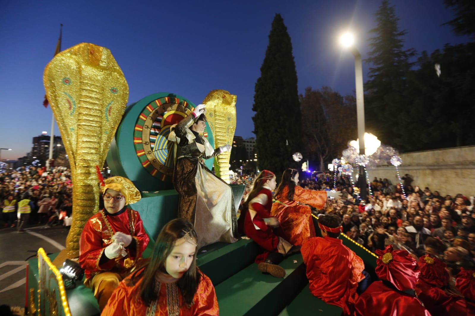 Desde los minutos previos al arranque hasta su llegada al Ayutamiento de Granada, aquí tienes todas las imágenes de la noche más mágica de la Navidad