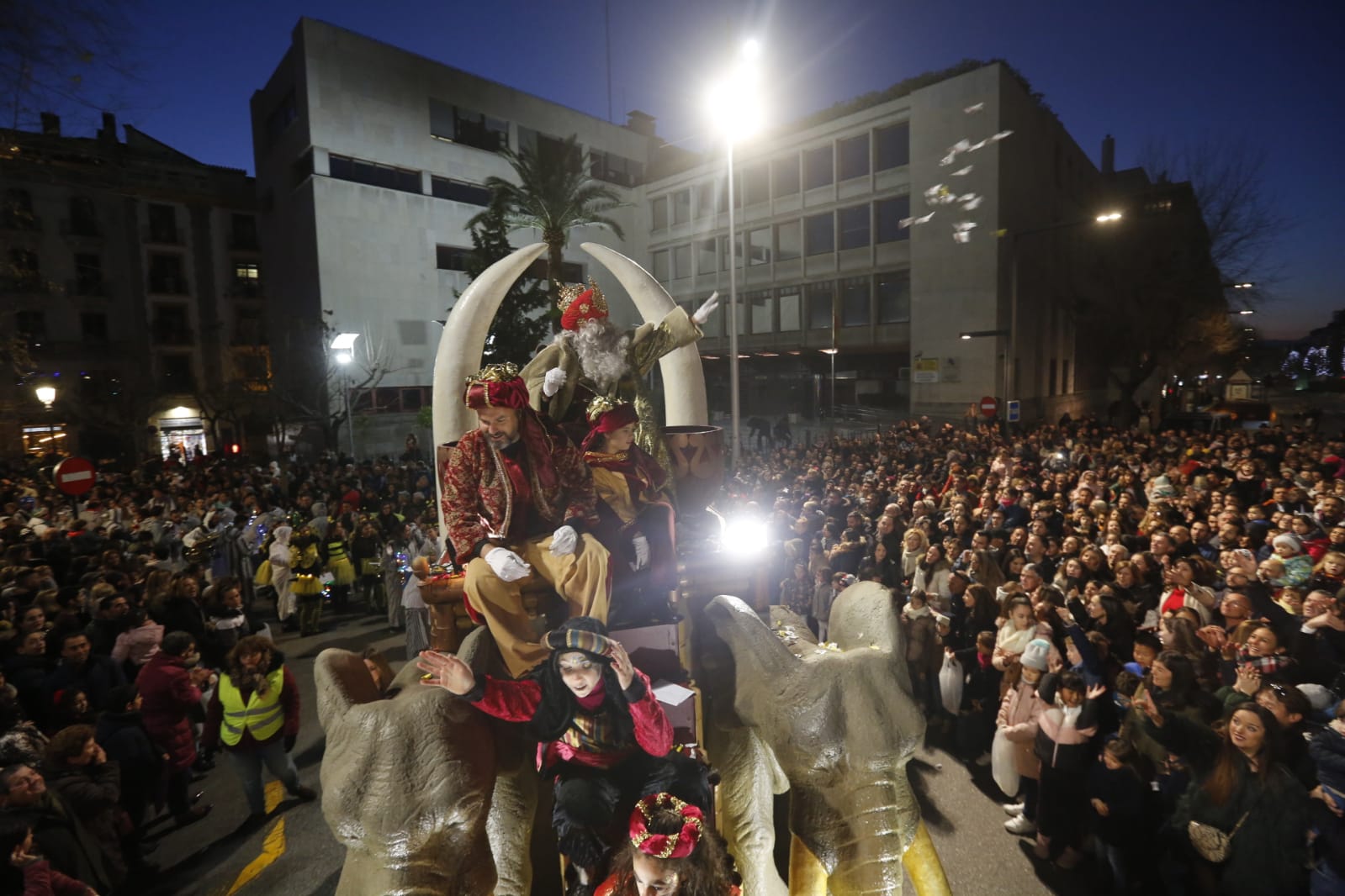 Desde los minutos previos al arranque hasta su llegada al Ayutamiento de Granada, aquí tienes todas las imágenes de la noche más mágica de la Navidad