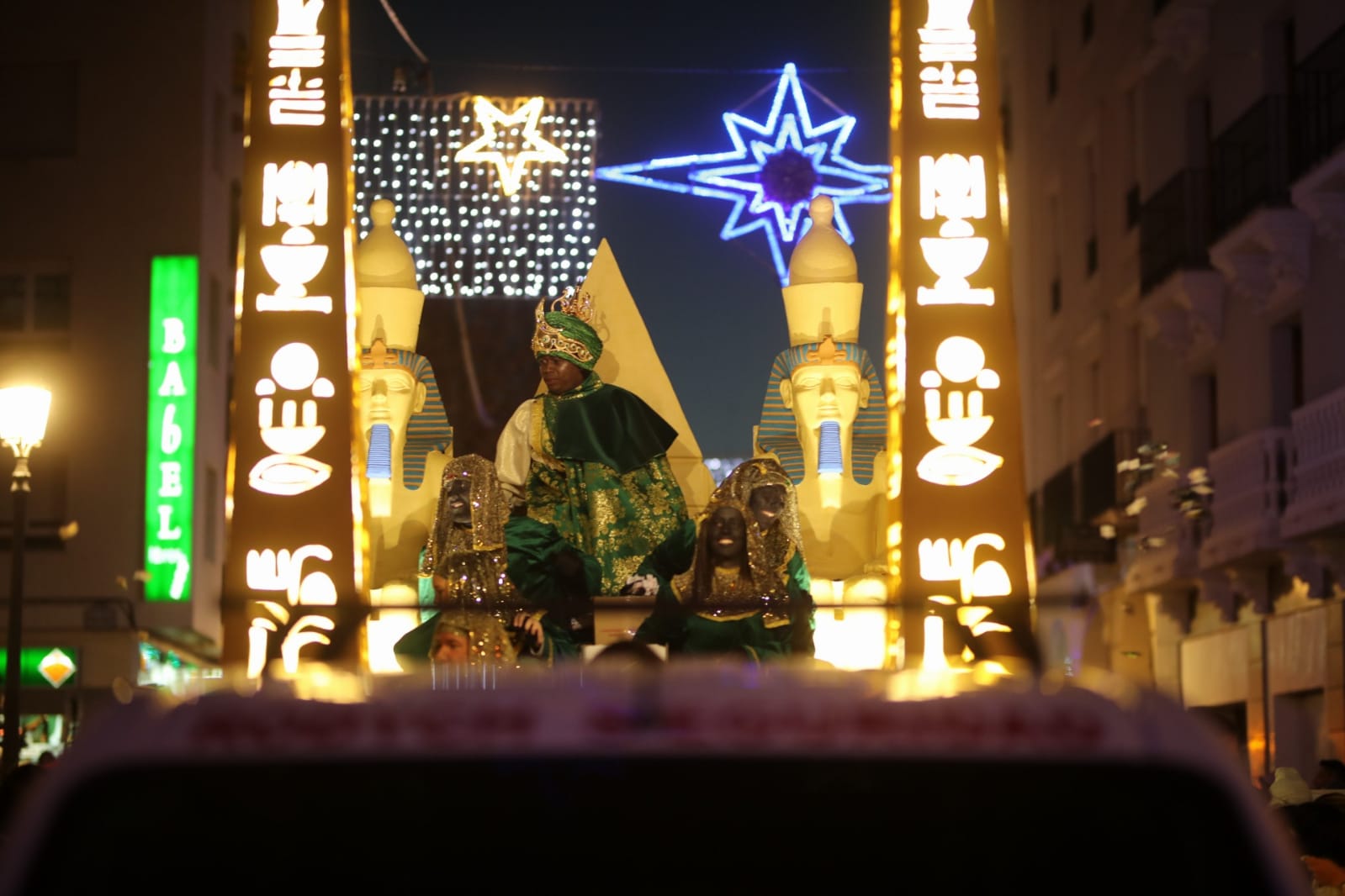 Desde los minutos previos al arranque hasta su llegada al Ayutamiento de Granada, aquí tienes todas las imágenes de la noche más mágica de la Navidad