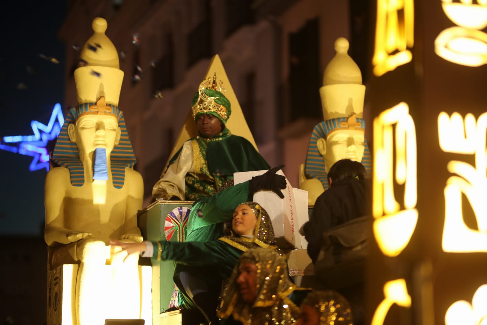 Desde los minutos previos al arranque hasta su llegada al Ayutamiento de Granada, aquí tienes todas las imágenes de la noche más mágica de la Navidad