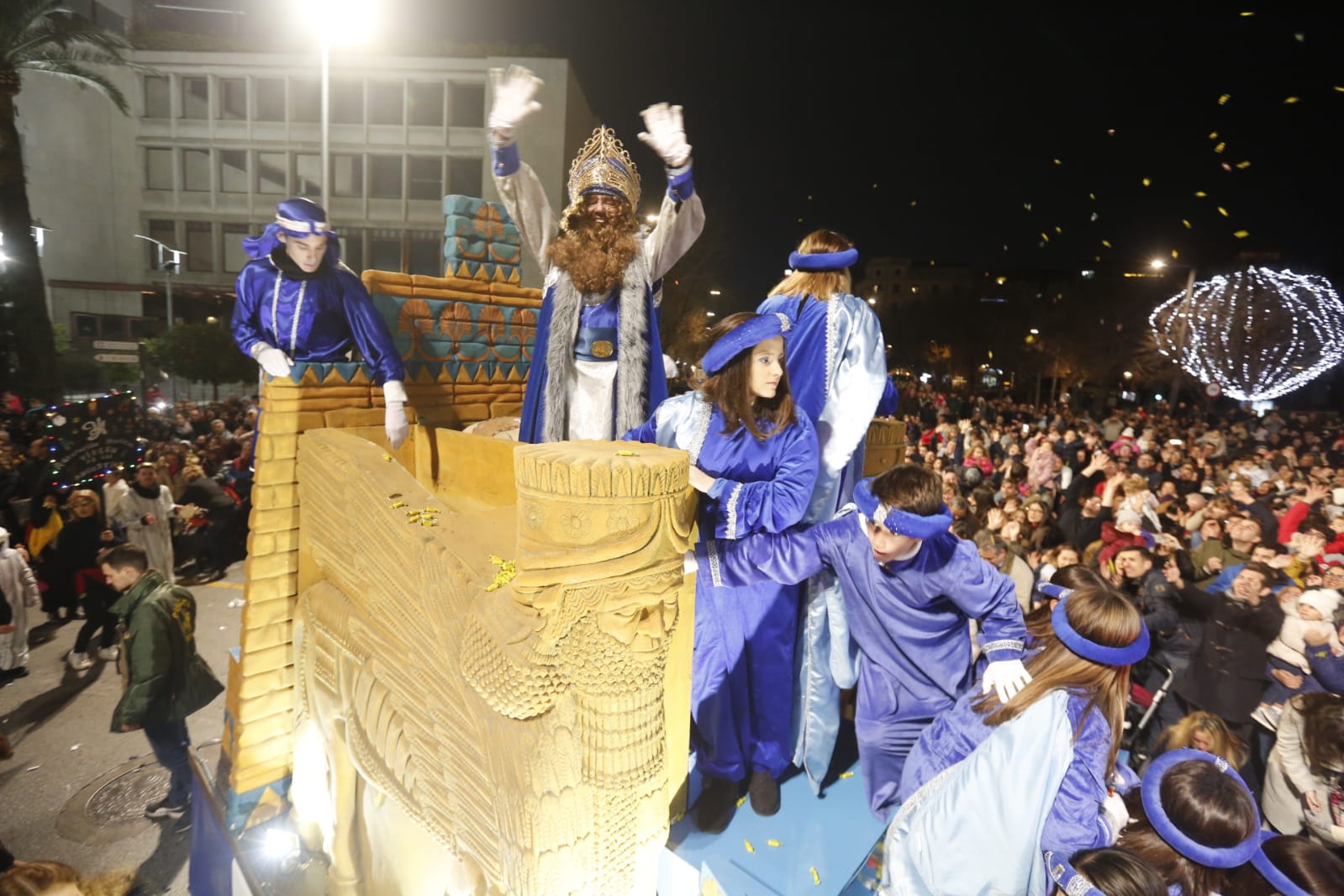 Desde los minutos previos al arranque hasta su llegada al Ayutamiento de Granada, aquí tienes todas las imágenes de la noche más mágica de la Navidad