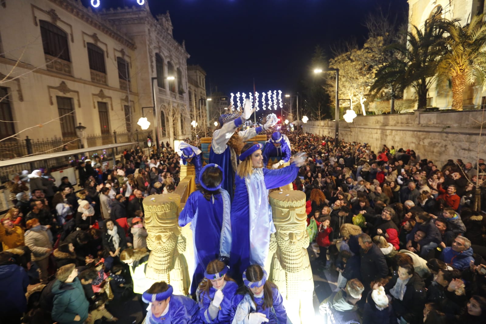 Desde los minutos previos al arranque hasta su llegada al Ayutamiento de Granada, aquí tienes todas las imágenes de la noche más mágica de la Navidad