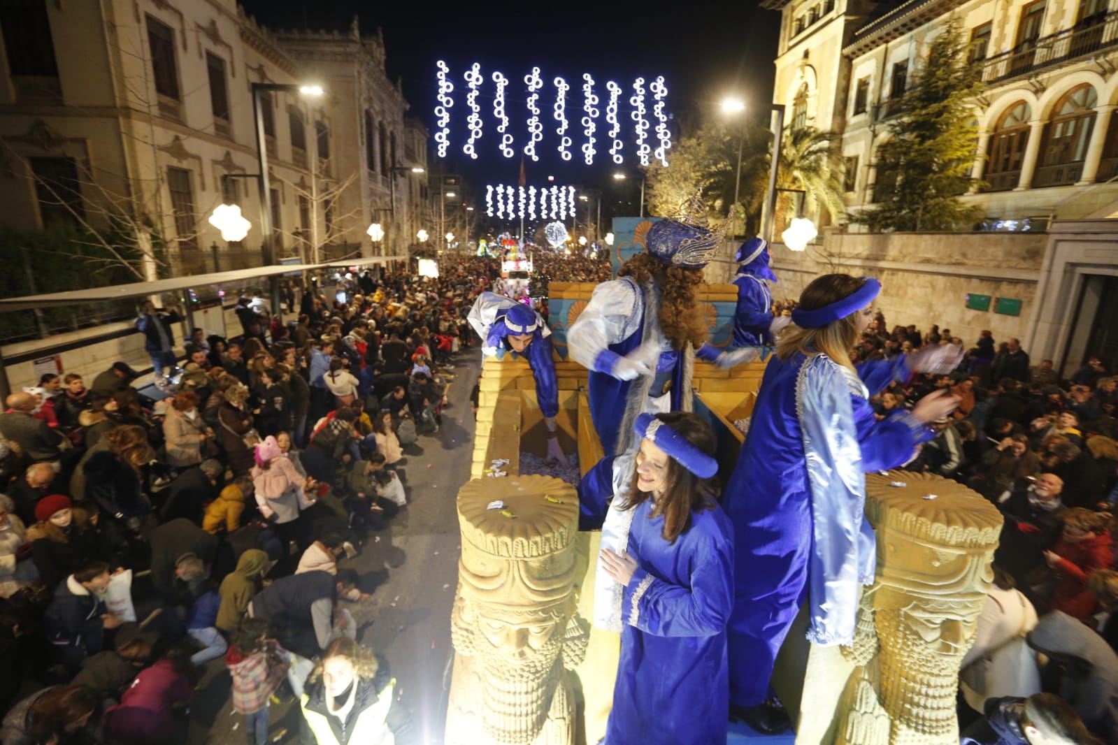 Desde los minutos previos al arranque hasta su llegada al Ayutamiento de Granada, aquí tienes todas las imágenes de la noche más mágica de la Navidad