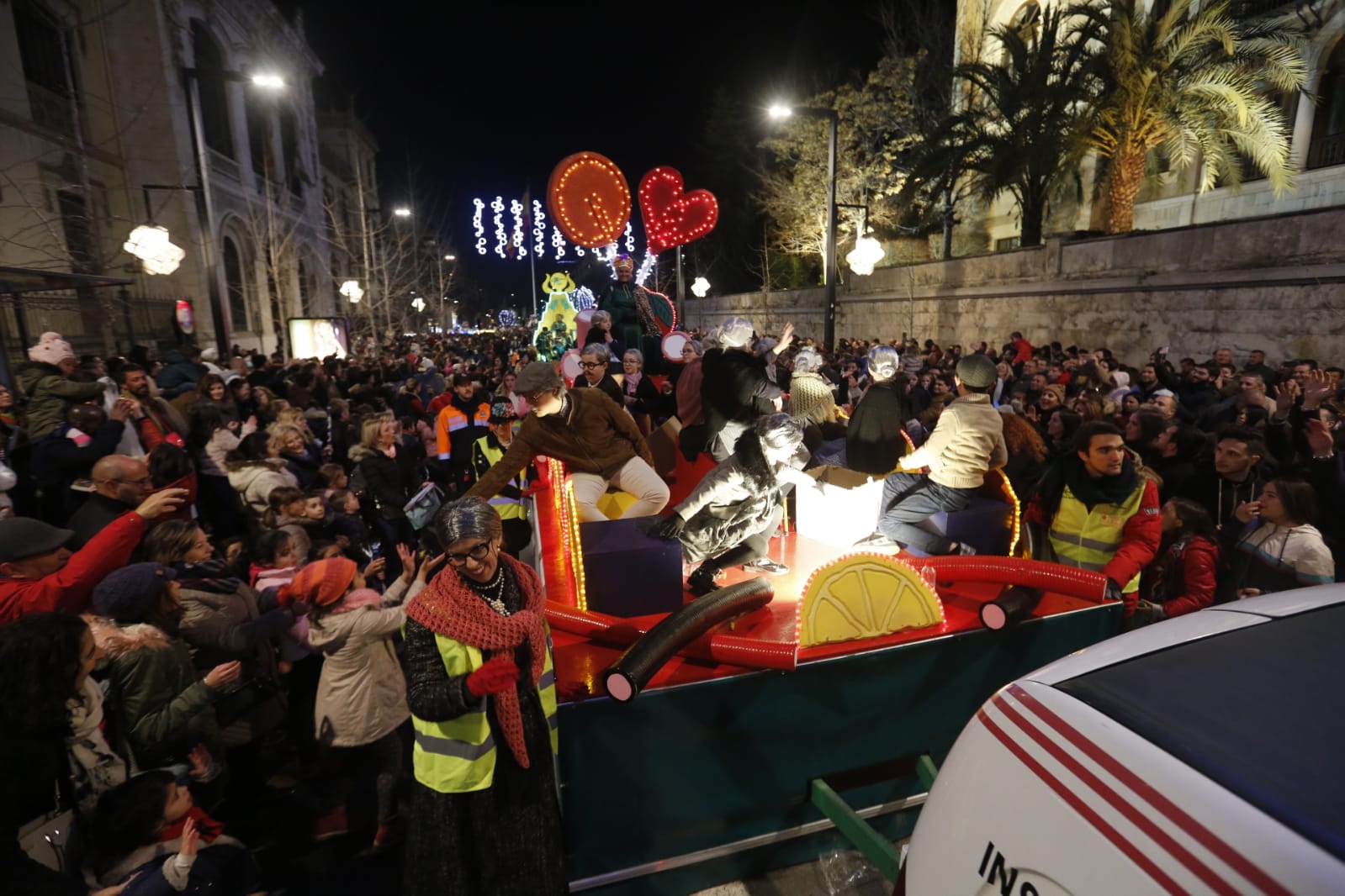 Desde los minutos previos al arranque hasta su llegada al Ayutamiento de Granada, aquí tienes todas las imágenes de la noche más mágica de la Navidad