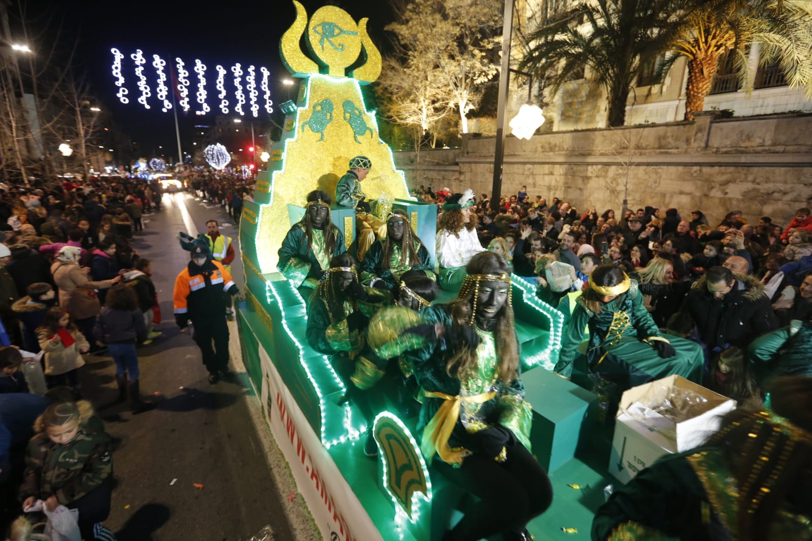 Desde los minutos previos al arranque hasta su llegada al Ayutamiento de Granada, aquí tienes todas las imágenes de la noche más mágica de la Navidad