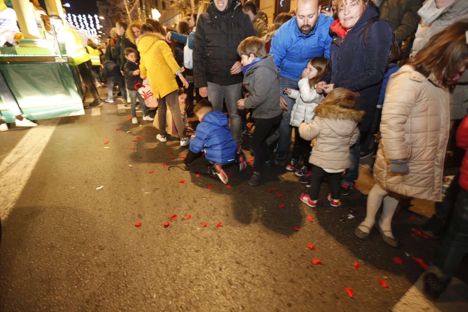 Desde los minutos previos al arranque hasta su llegada al Ayutamiento de Granada, aquí tienes todas las imágenes de la noche más mágica de la Navidad