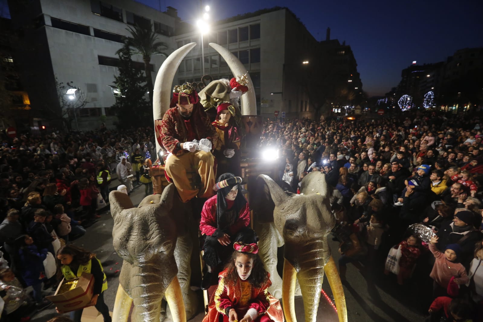 Desde los minutos previos al arranque hasta su llegada al Ayutamiento de Granada, aquí tienes todas las imágenes de la noche más mágica de la Navidad