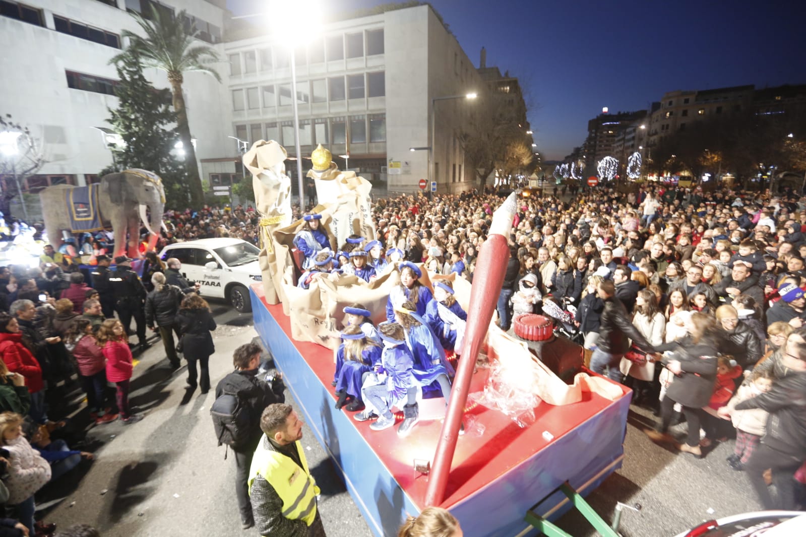 Desde los minutos previos al arranque hasta su llegada al Ayutamiento de Granada, aquí tienes todas las imágenes de la noche más mágica de la Navidad