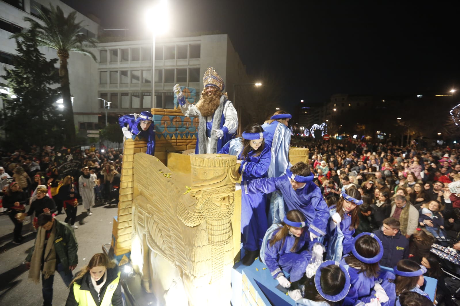 Desde los minutos previos al arranque hasta su llegada al Ayutamiento de Granada, aquí tienes todas las imágenes de la noche más mágica de la Navidad