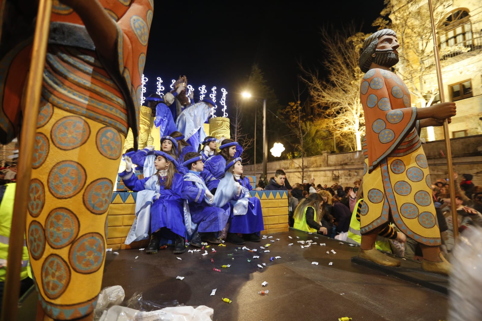 Desde los minutos previos al arranque hasta su llegada al Ayutamiento de Granada, aquí tienes todas las imágenes de la noche más mágica de la Navidad