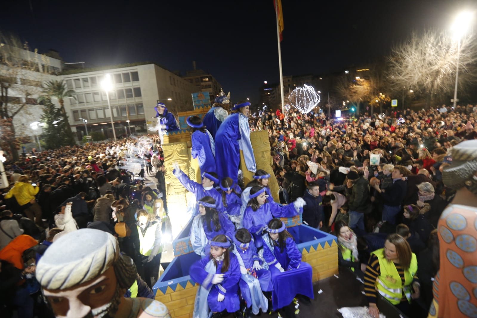 Desde los minutos previos al arranque hasta su llegada al Ayutamiento de Granada, aquí tienes todas las imágenes de la noche más mágica de la Navidad