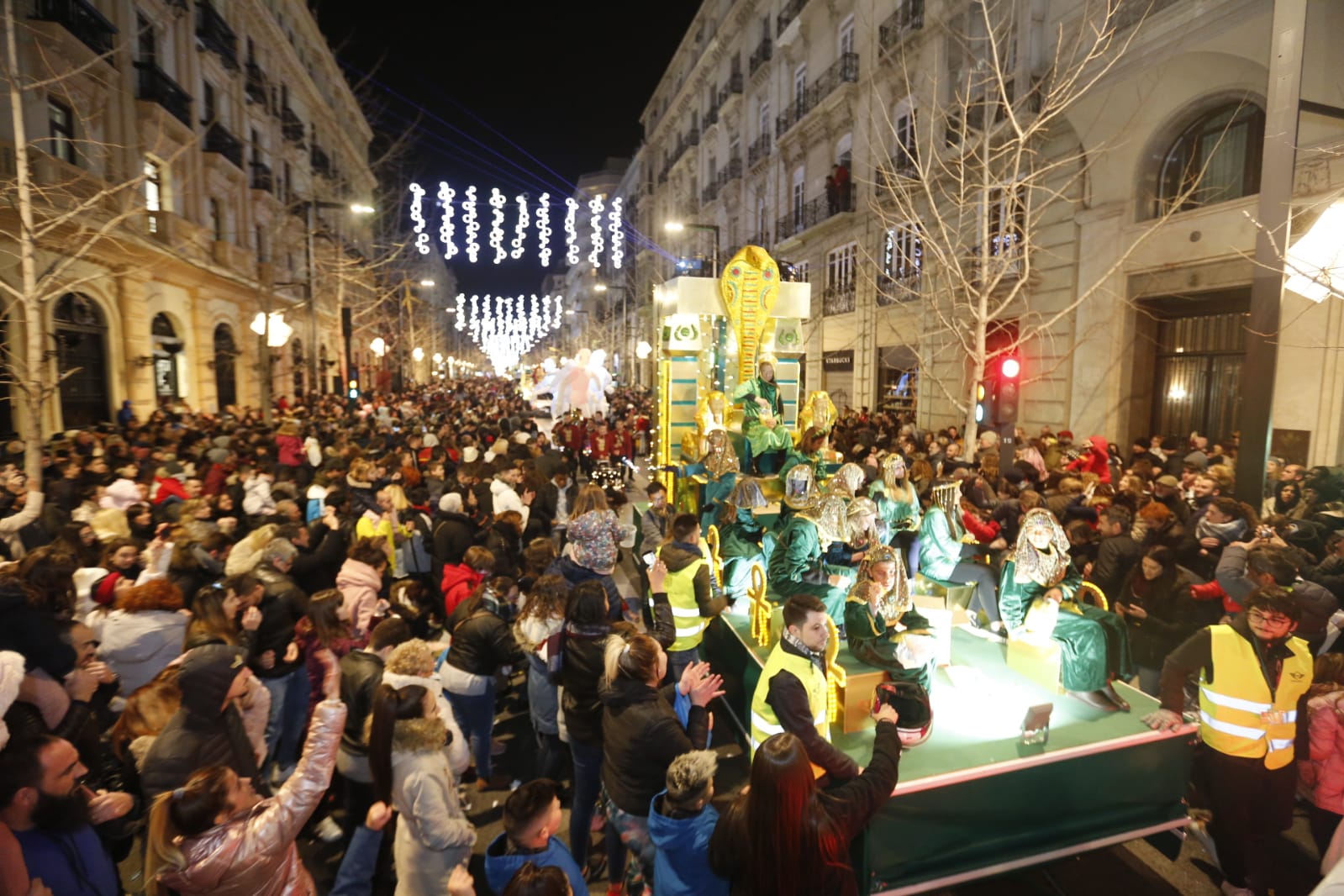 Desde los minutos previos al arranque hasta su llegada al Ayutamiento de Granada, aquí tienes todas las imágenes de la noche más mágica de la Navidad