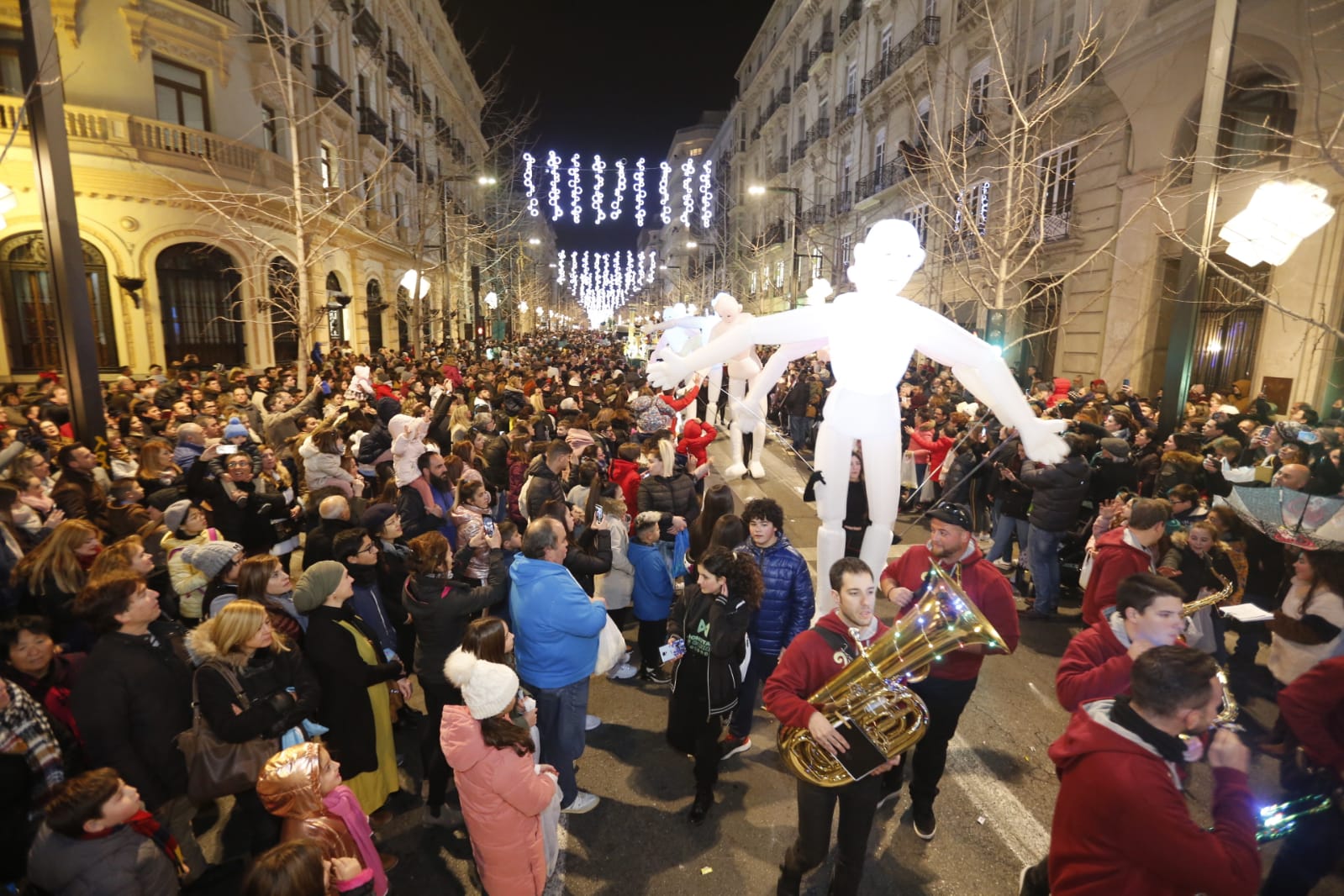 Desde los minutos previos al arranque hasta su llegada al Ayutamiento de Granada, aquí tienes todas las imágenes de la noche más mágica de la Navidad