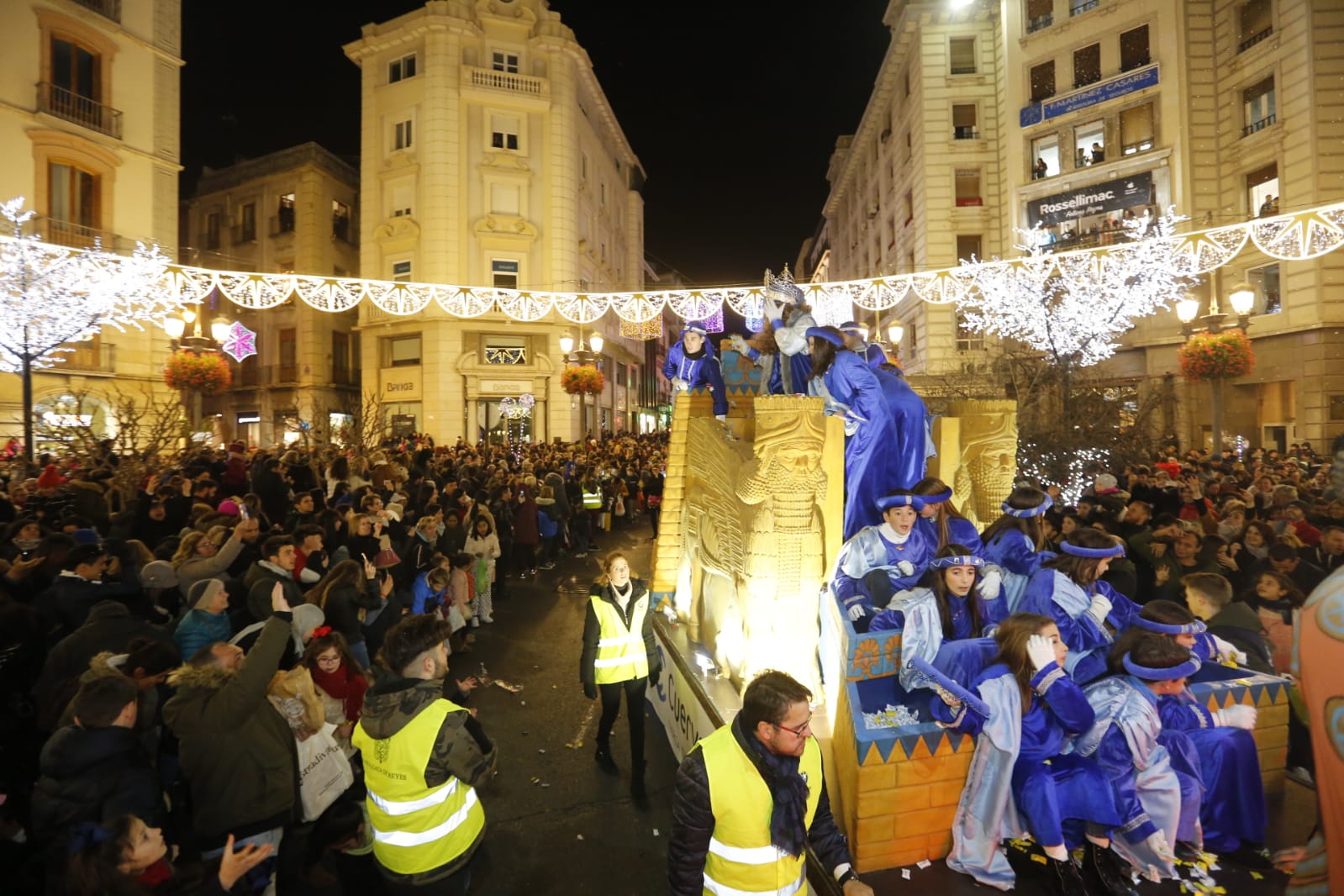 Desde los minutos previos al arranque hasta su llegada al Ayutamiento de Granada, aquí tienes todas las imágenes de la noche más mágica de la Navidad