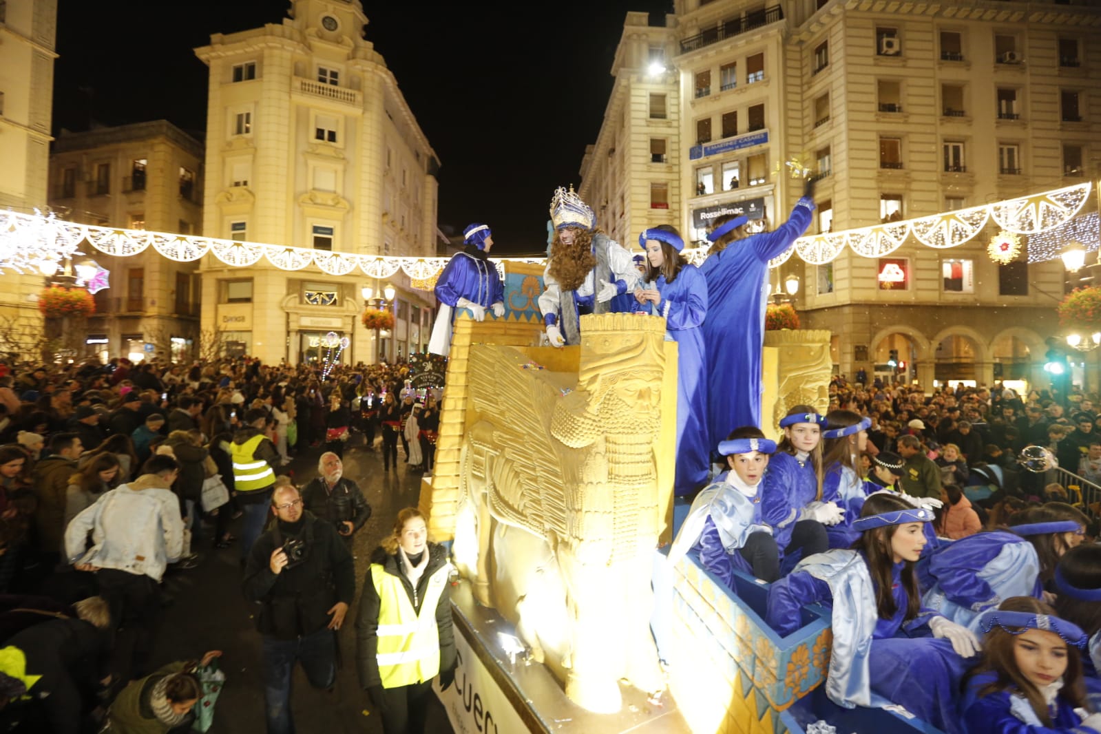 Desde los minutos previos al arranque hasta su llegada al Ayutamiento de Granada, aquí tienes todas las imágenes de la noche más mágica de la Navidad