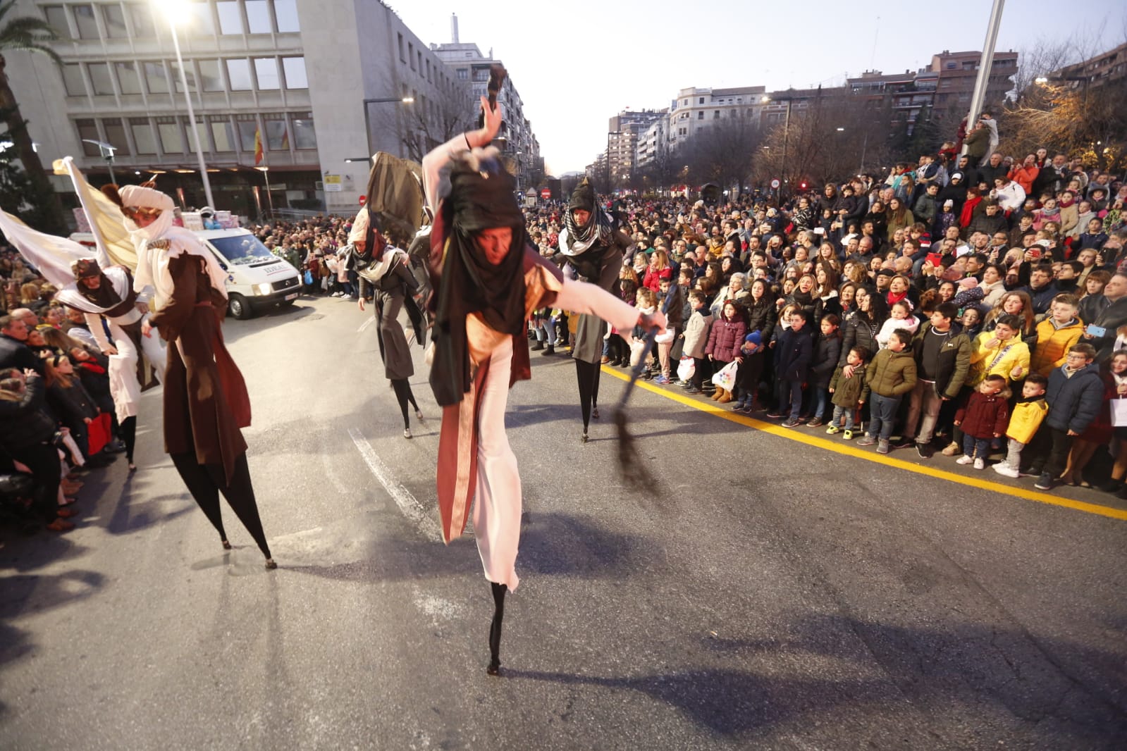 Desde los minutos previos al arranque hasta su llegada al Ayutamiento de Granada, aquí tienes todas las imágenes de la noche más mágica de la Navidad