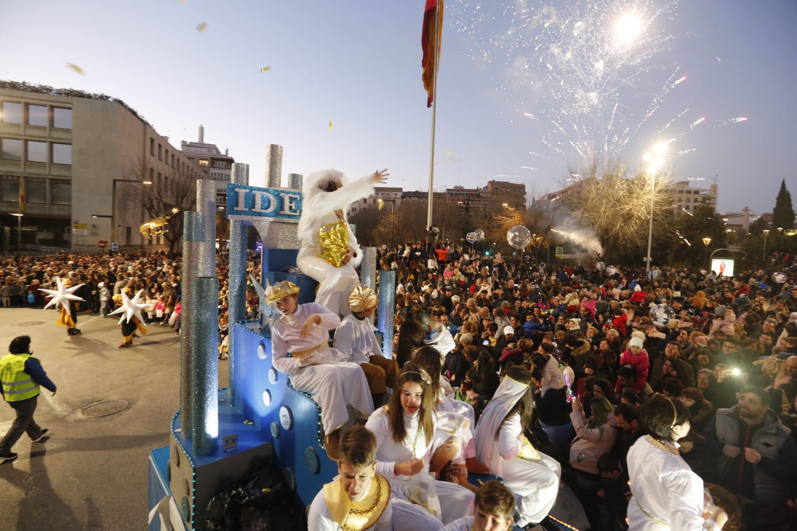 Desde los minutos previos al arranque hasta su llegada al Ayutamiento de Granada, aquí tienes todas las imágenes de la noche más mágica de la Navidad