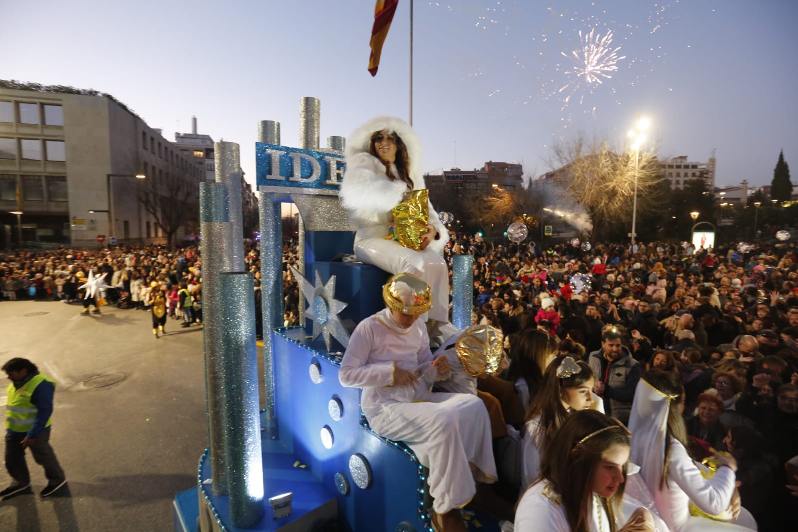 Desde los minutos previos al arranque hasta su llegada al Ayutamiento de Granada, aquí tienes todas las imágenes de la noche más mágica de la Navidad