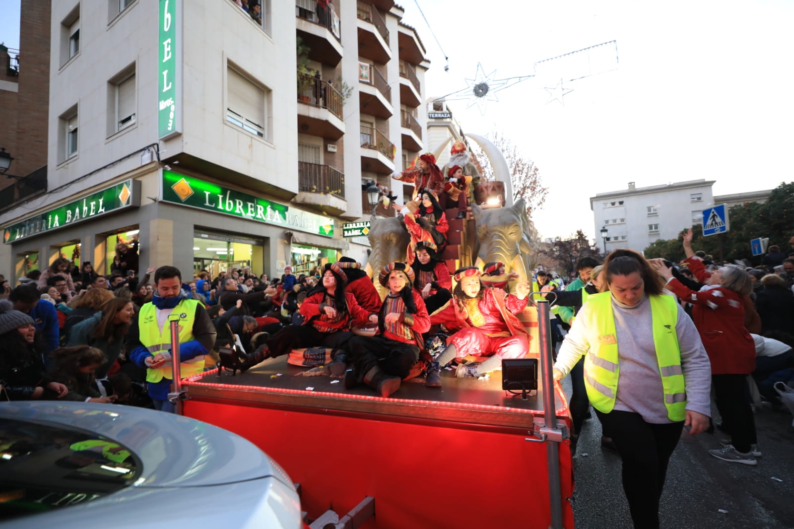 Desde los minutos previos al arranque hasta su llegada al Ayutamiento de Granada, aquí tienes todas las imágenes de la noche más mágica de la Navidad