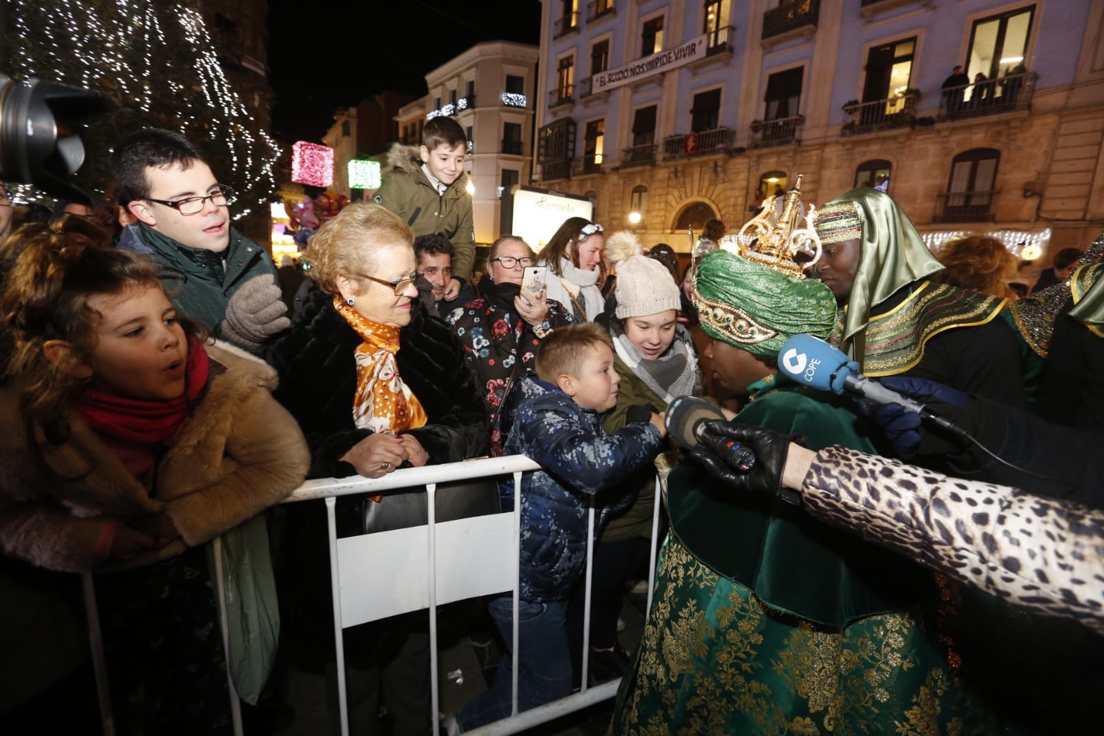 Sus Majestades llegan a la Plaza del Carmen poniendo así fin a la noche de la cabalgata