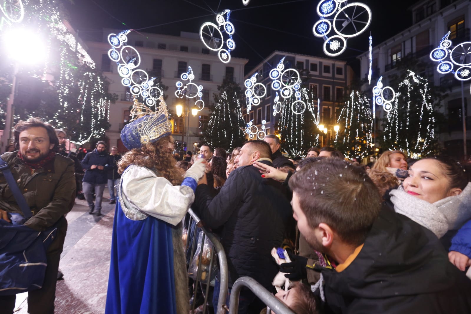 Sus Majestades llegan a la Plaza del Carmen poniendo así fin a la noche de la cabalgata