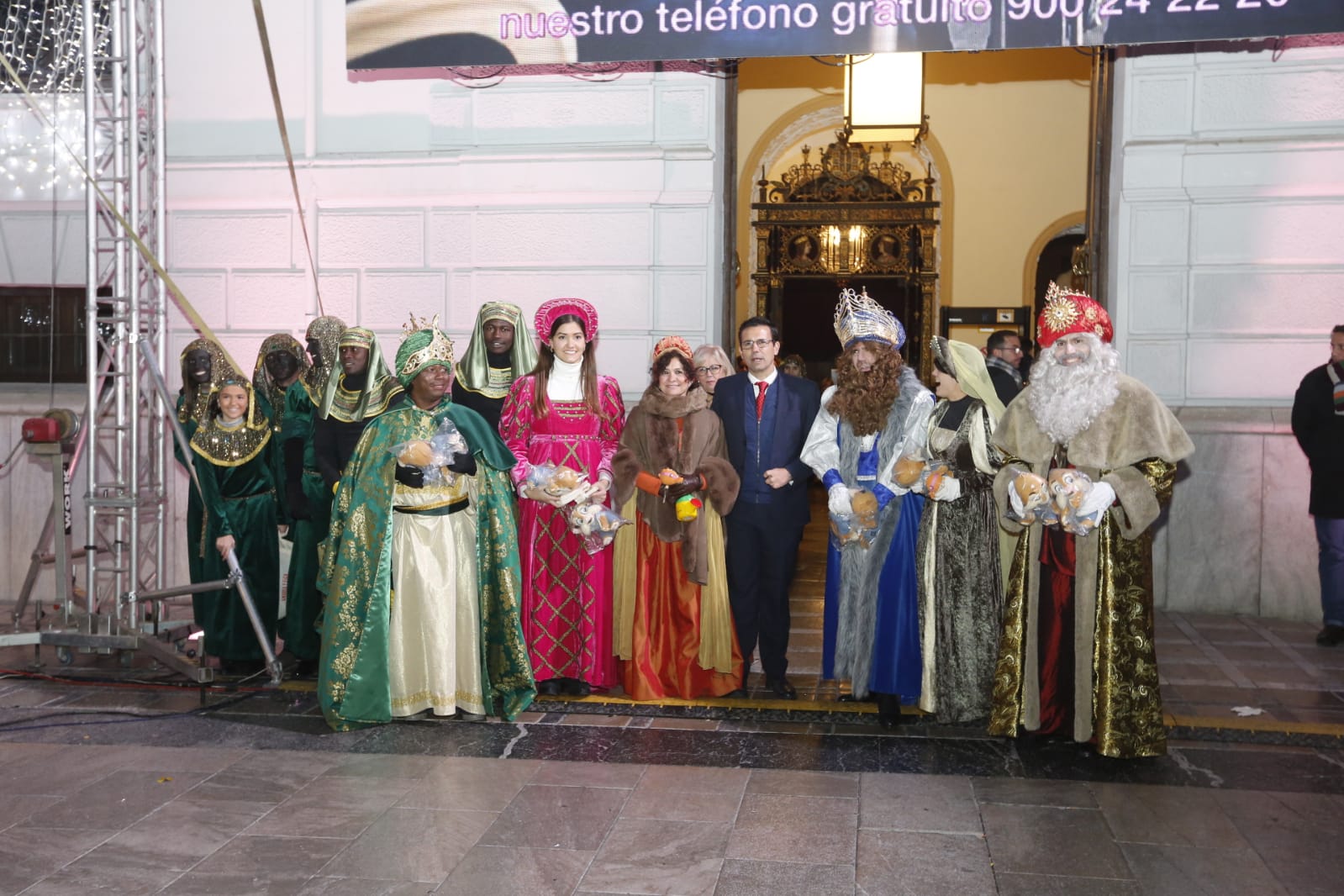 Sus Majestades llegan a la Plaza del Carmen poniendo así fin a la noche de la cabalgata