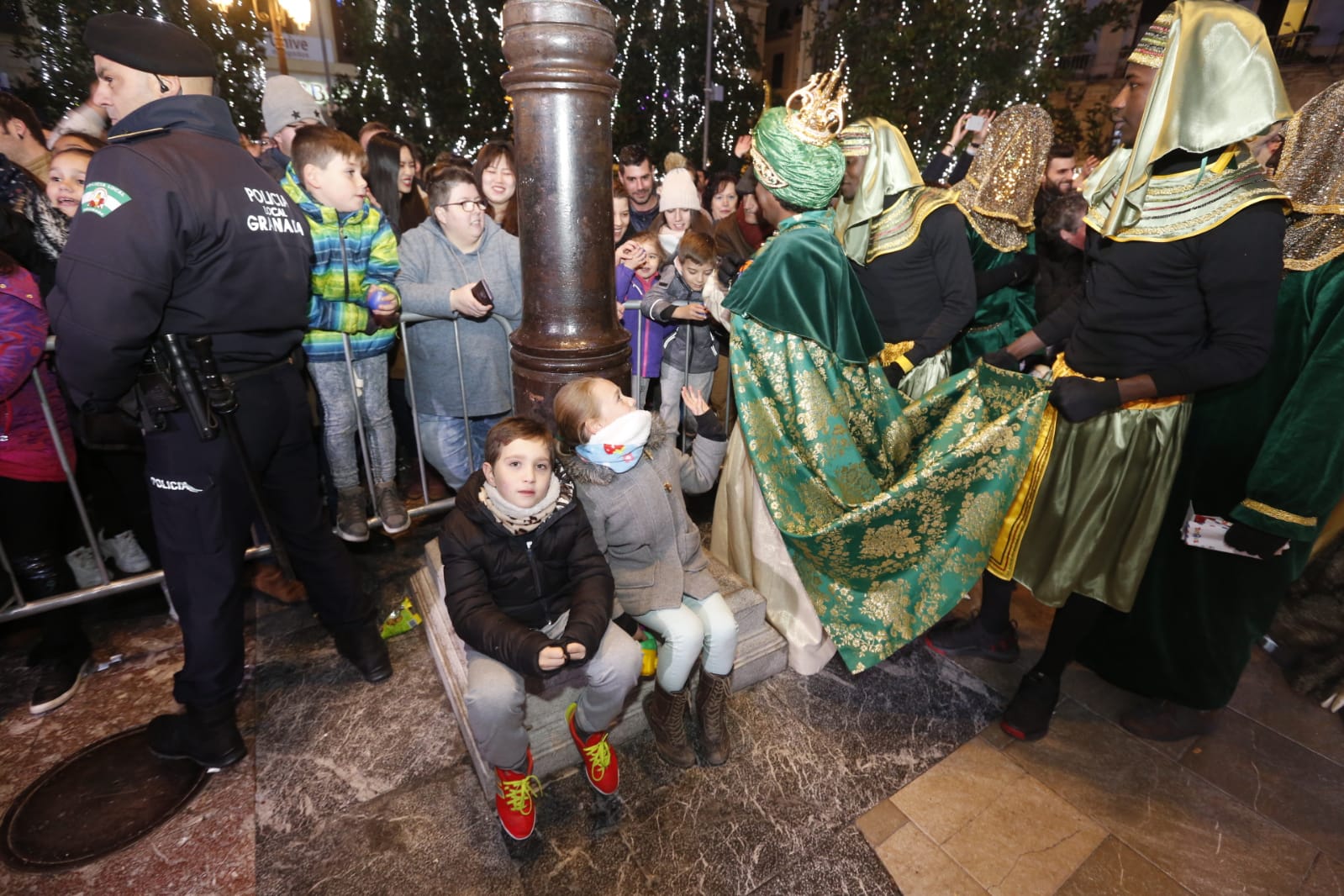 Sus Majestades llegan a la Plaza del Carmen poniendo así fin a la noche de la cabalgata