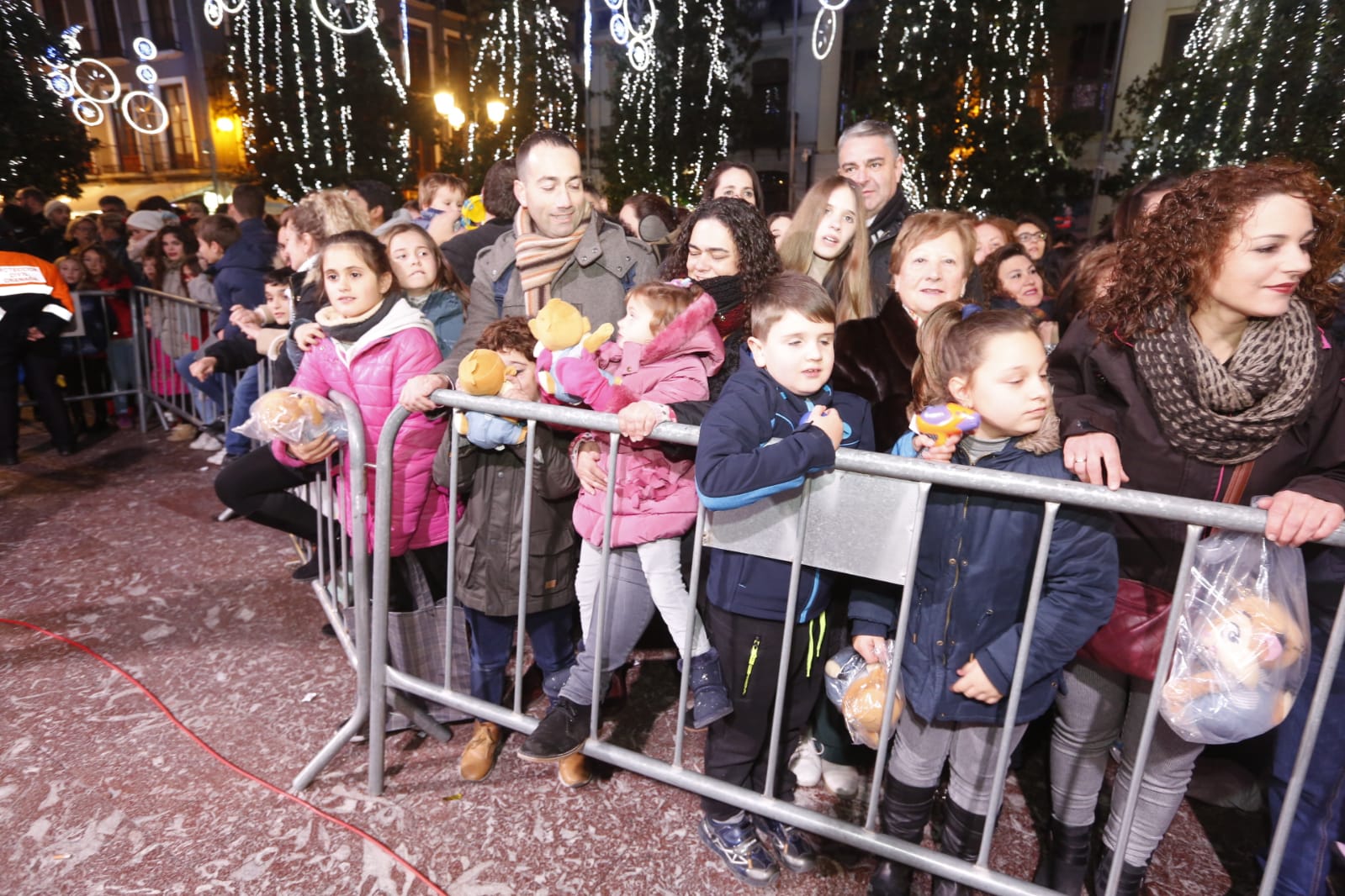 Sus Majestades llegan a la Plaza del Carmen poniendo así fin a la noche de la cabalgata