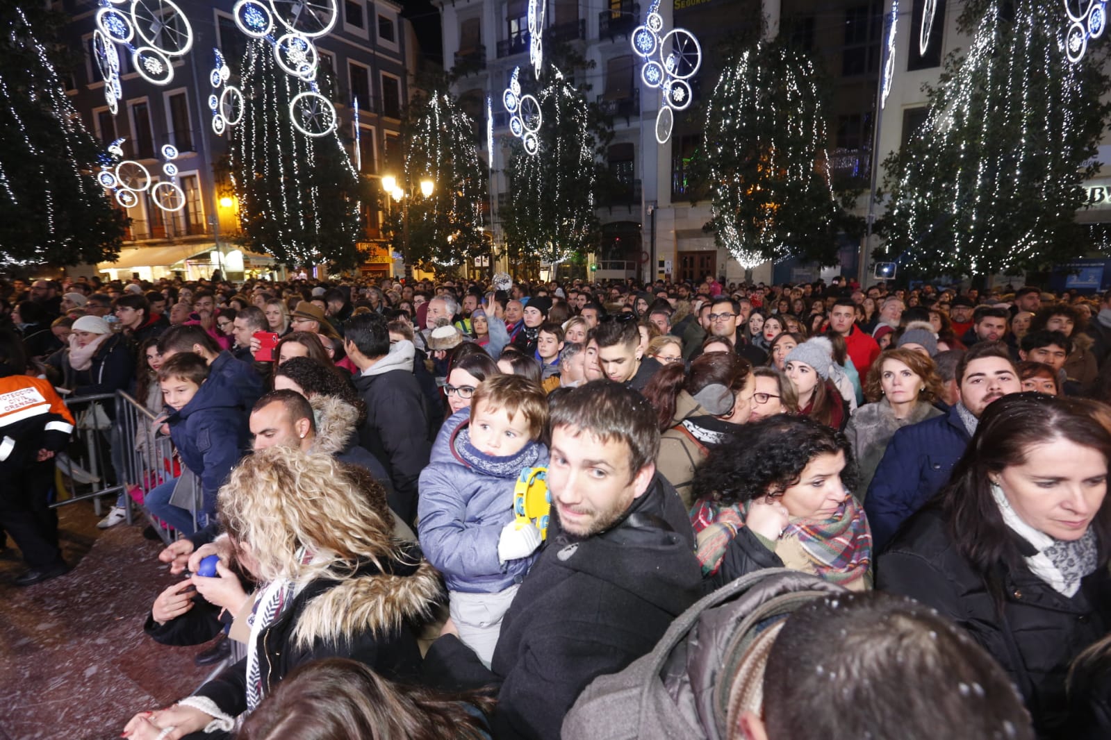 Sus Majestades llegan a la Plaza del Carmen poniendo así fin a la noche de la cabalgata