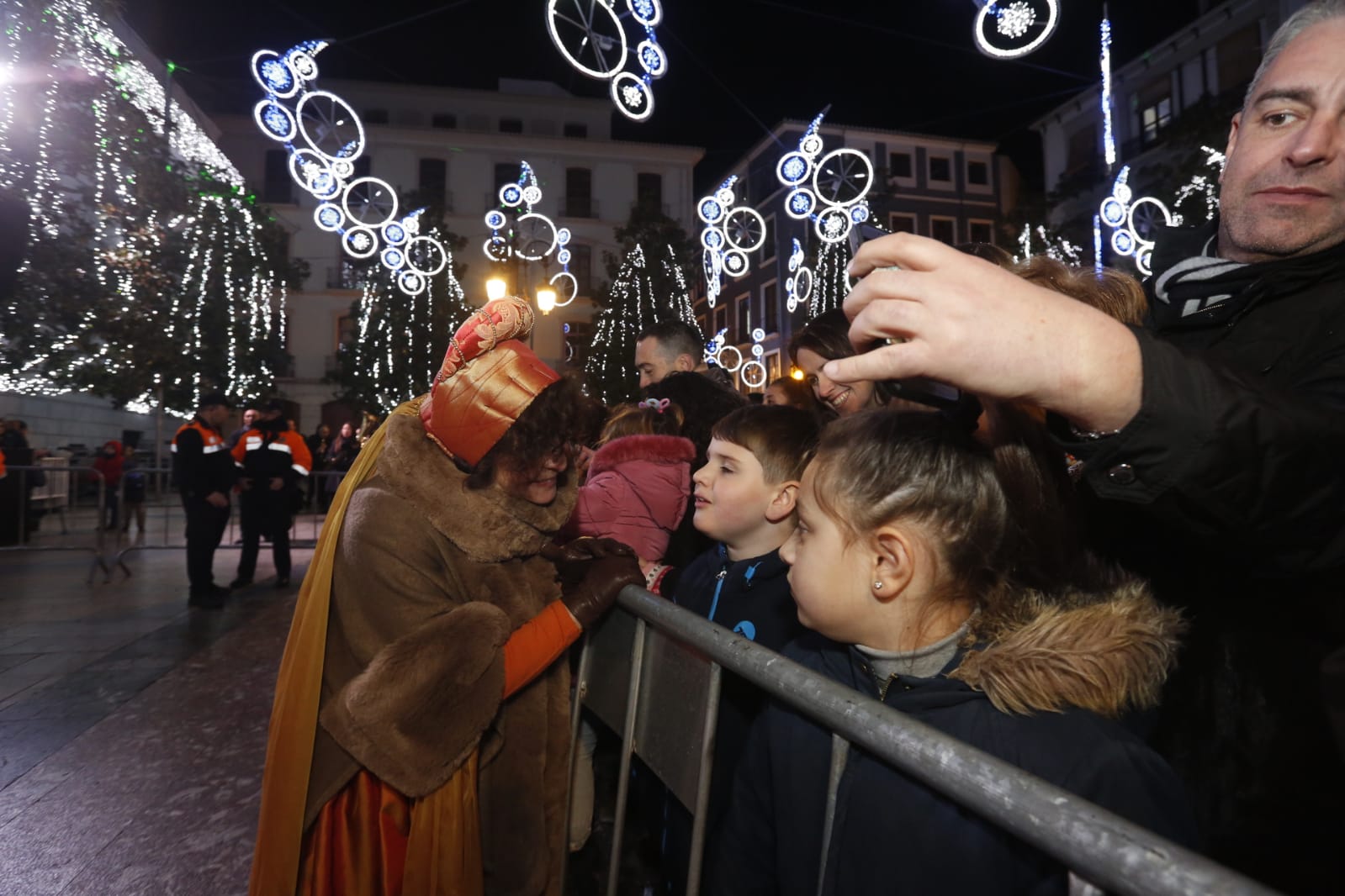 Sus Majestades llegan a la Plaza del Carmen poniendo así fin a la noche de la cabalgata