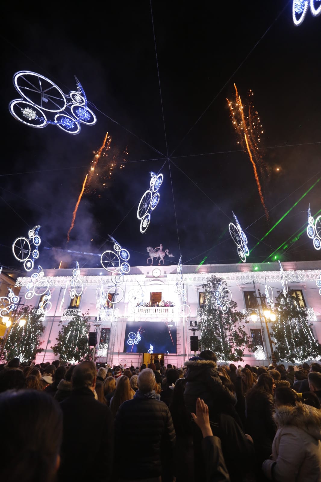 Desde los minutos previos al arranque hasta su llegada al Ayutamiento de Granada, aquí tienes todas las imágenes de la noche más mágica de la Navidad