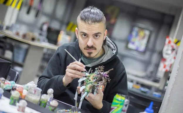 Carlos Andrade, dueño de la tienda War Lotus de Granada, pinta una de sus figuras.