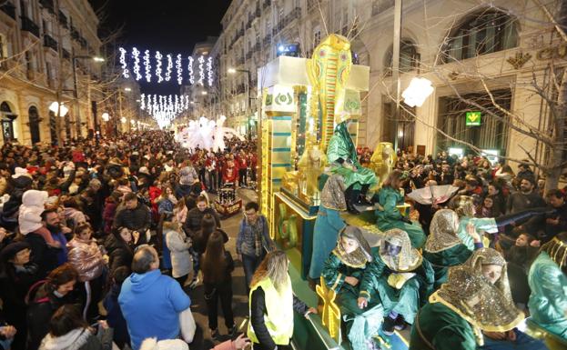 Imagen. Las carrozas, a su paso por Gran Vía.