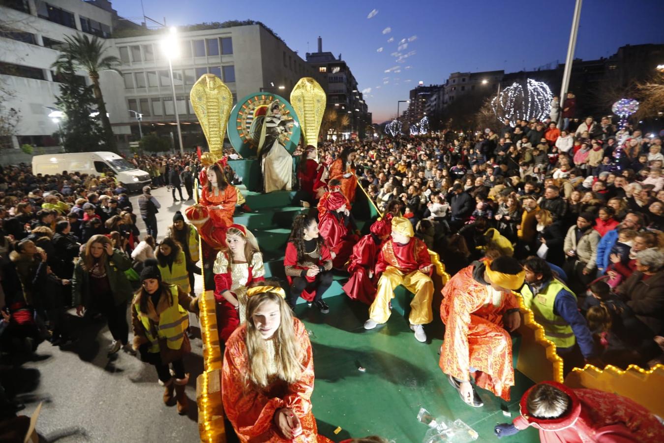 Fotos: La cabalgata de los Reyes Magos sale a las calles de Granada