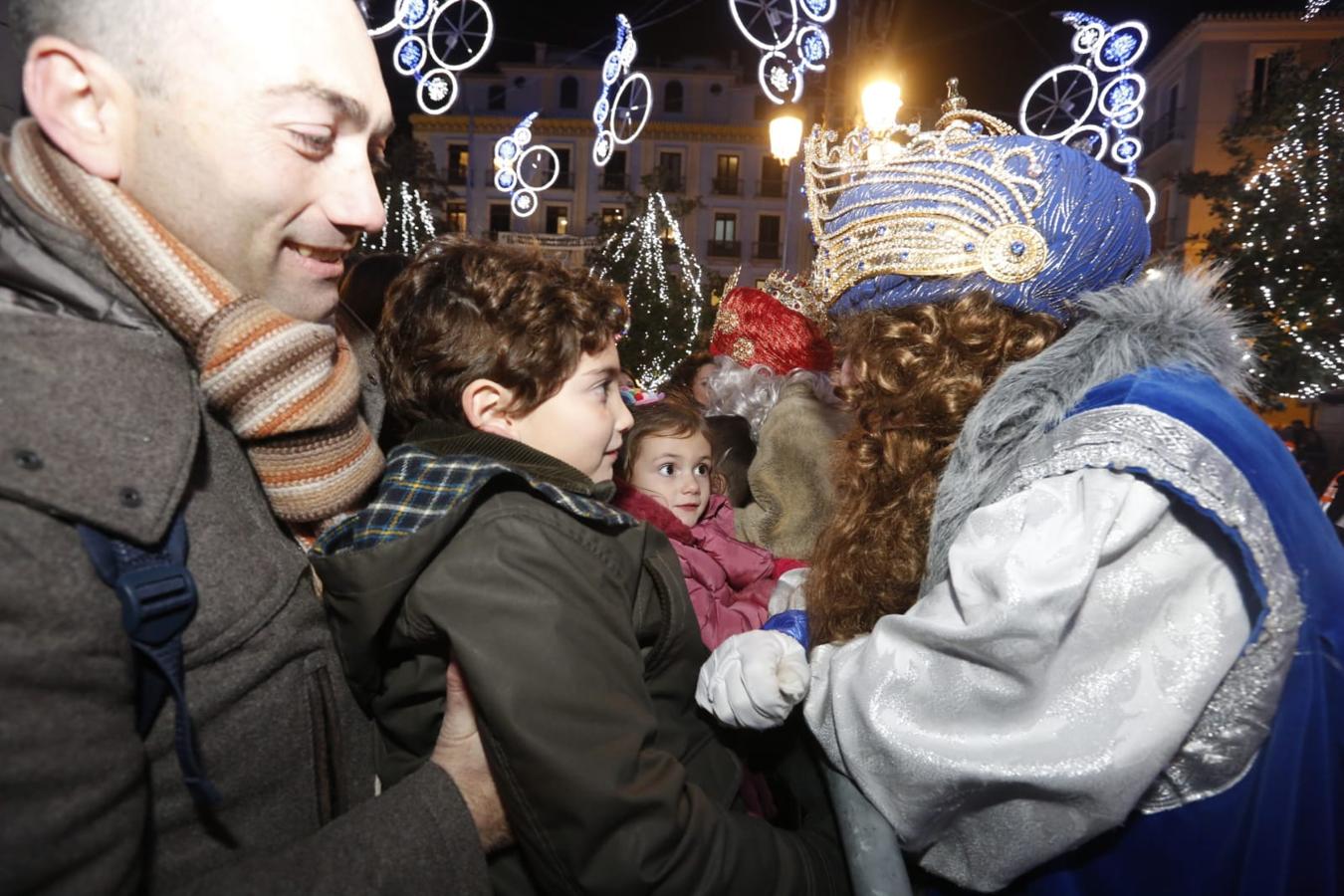 Desde los minutos previos al arranque hasta su llegada al Ayutamiento de Granada, aquí tienes todas las imágenes de la noche más mágica de la Navidad