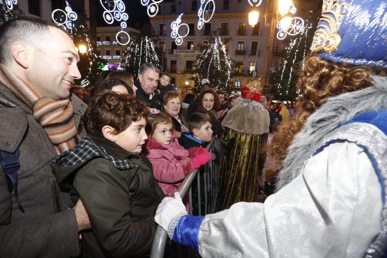 Desde los minutos previos al arranque hasta su llegada al Ayutamiento de Granada, aquí tienes todas las imágenes de la noche más mágica de la Navidad