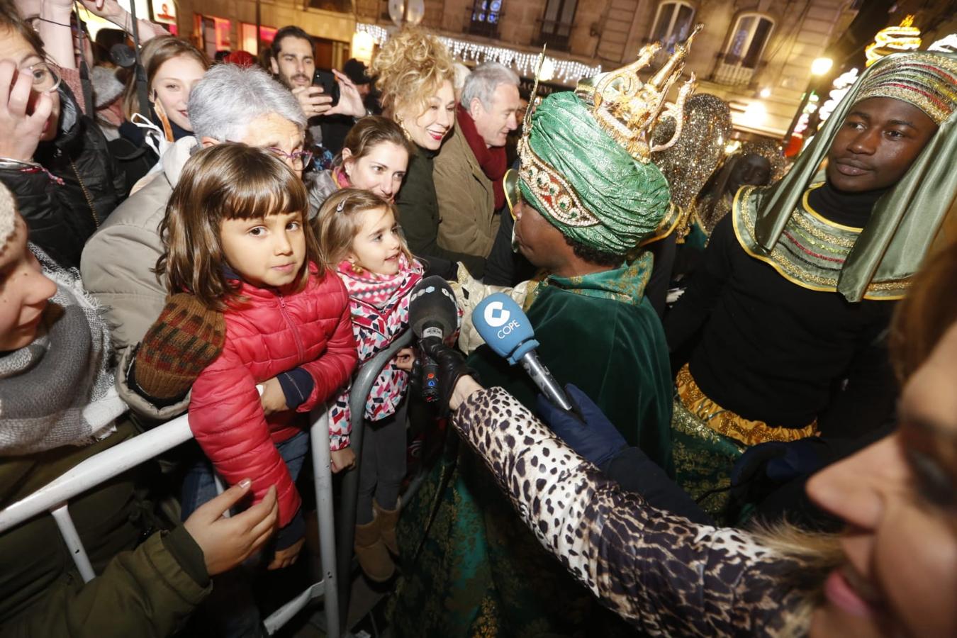 Desde los minutos previos al arranque hasta su llegada al Ayutamiento de Granada, aquí tienes todas las imágenes de la noche más mágica de la Navidad