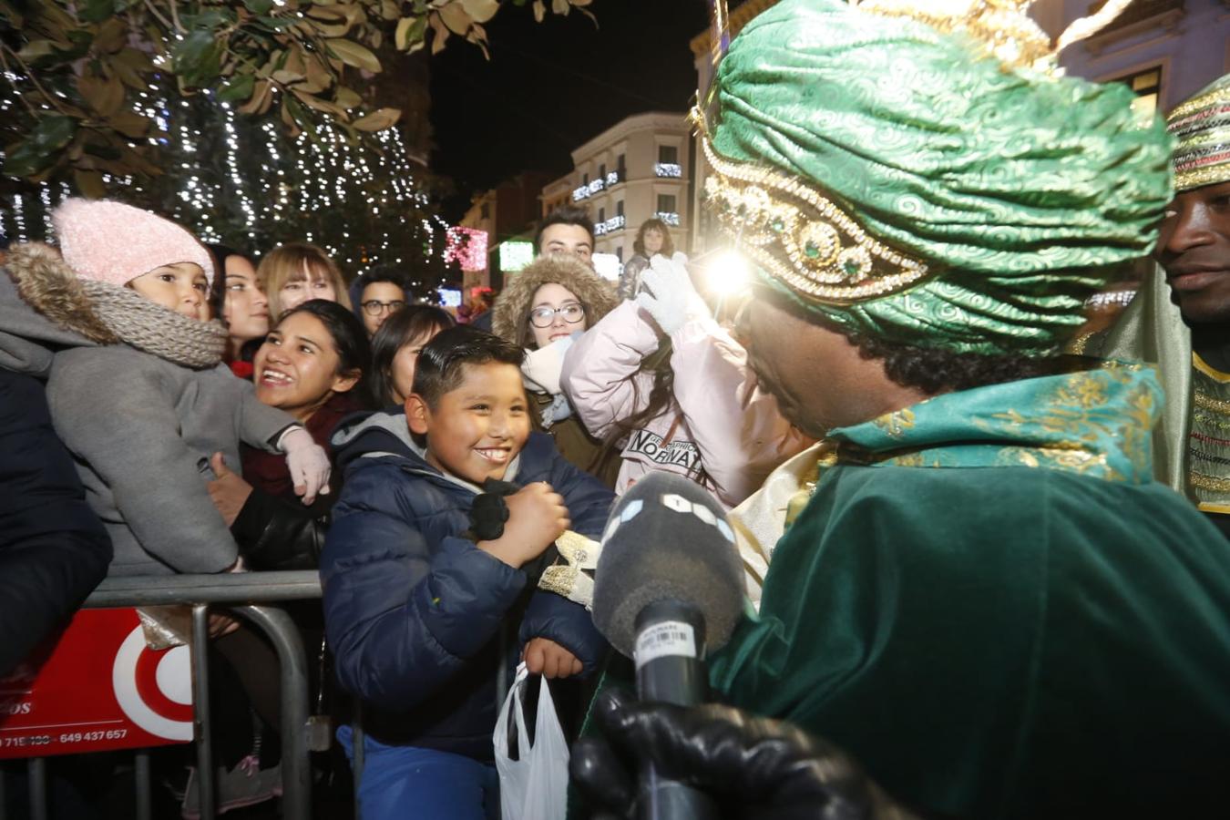 Desde los minutos previos al arranque hasta su llegada al Ayutamiento de Granada, aquí tienes todas las imágenes de la noche más mágica de la Navidad