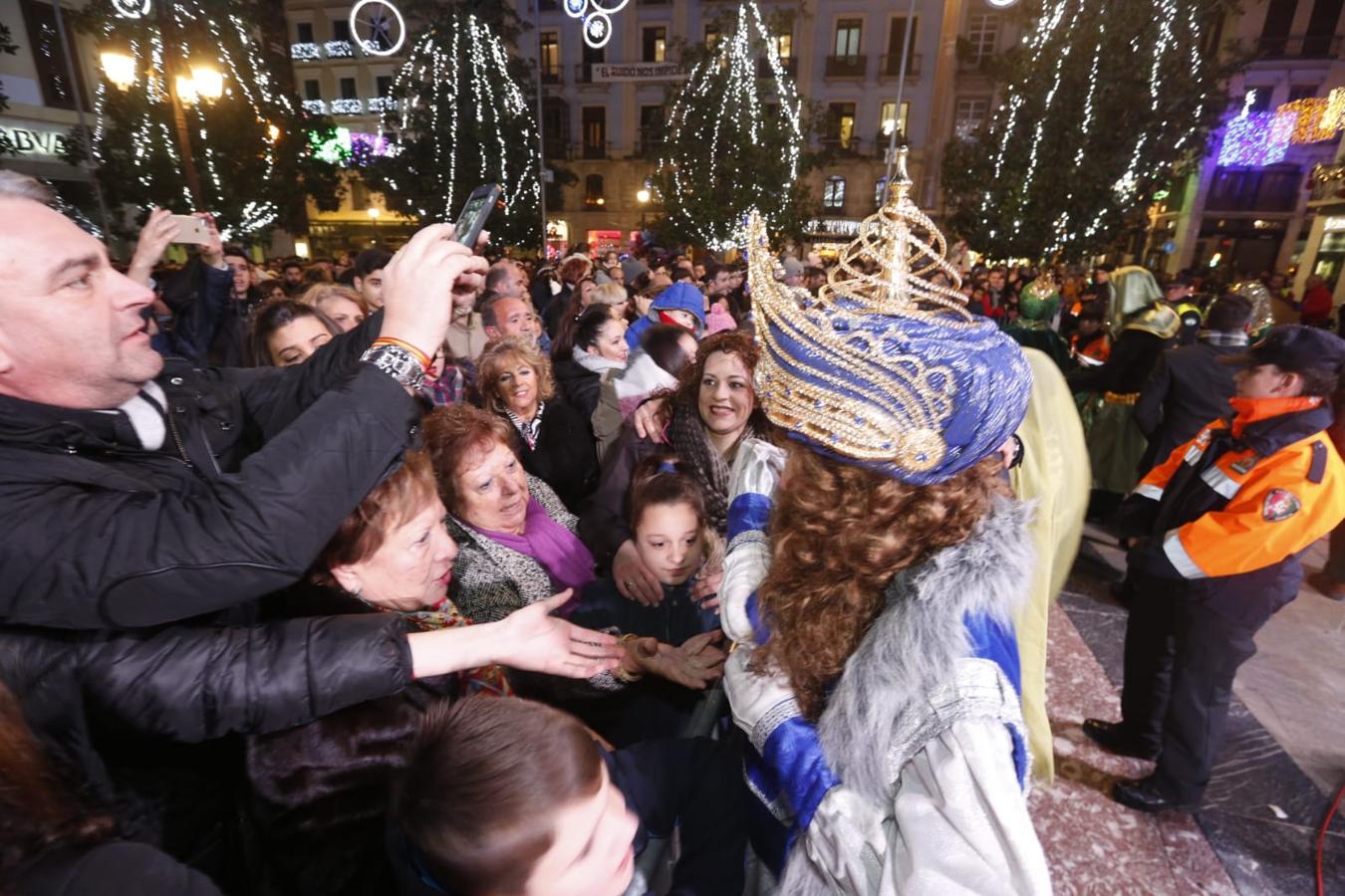 Desde los minutos previos al arranque hasta su llegada al Ayutamiento de Granada, aquí tienes todas las imágenes de la noche más mágica de la Navidad