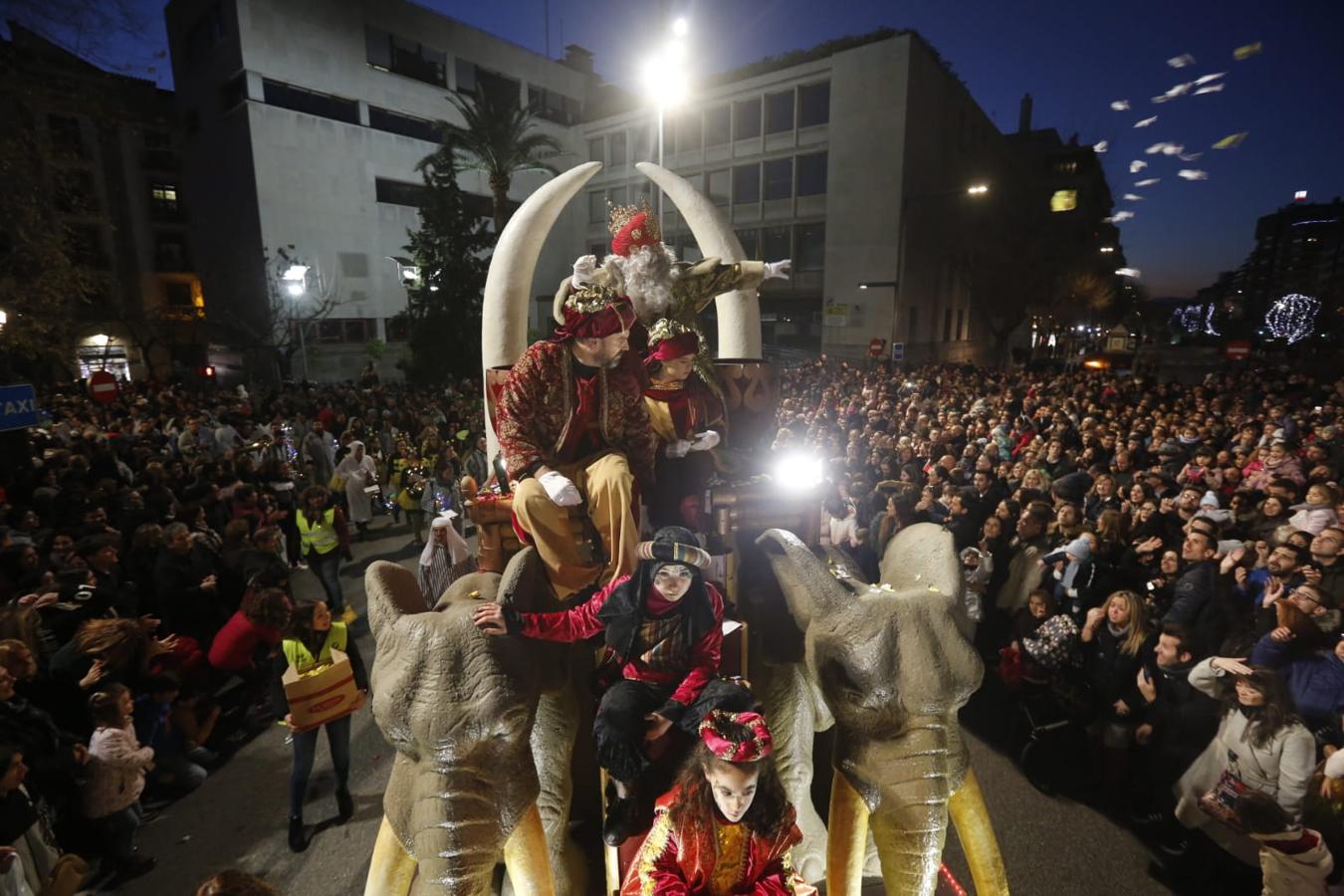 Fotos: La cabalgata de los Reyes Magos sale a las calles de Granada