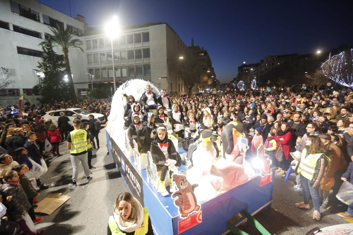 Fotos: La cabalgata de los Reyes Magos sale a las calles de Granada