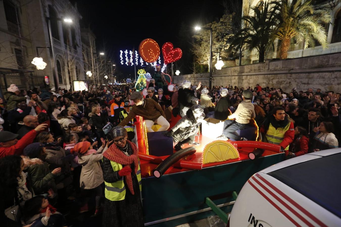 Fotos: La cabalgata de los Reyes Magos sale a las calles de Granada