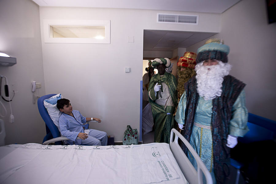 Melchor, Gaspar y Baltasar han hecho una parada en Pediatría antes de recorrer La Herradura
