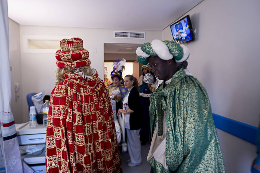 Melchor, Gaspar y Baltasar han hecho una parada en Pediatría antes de recorrer La Herradura