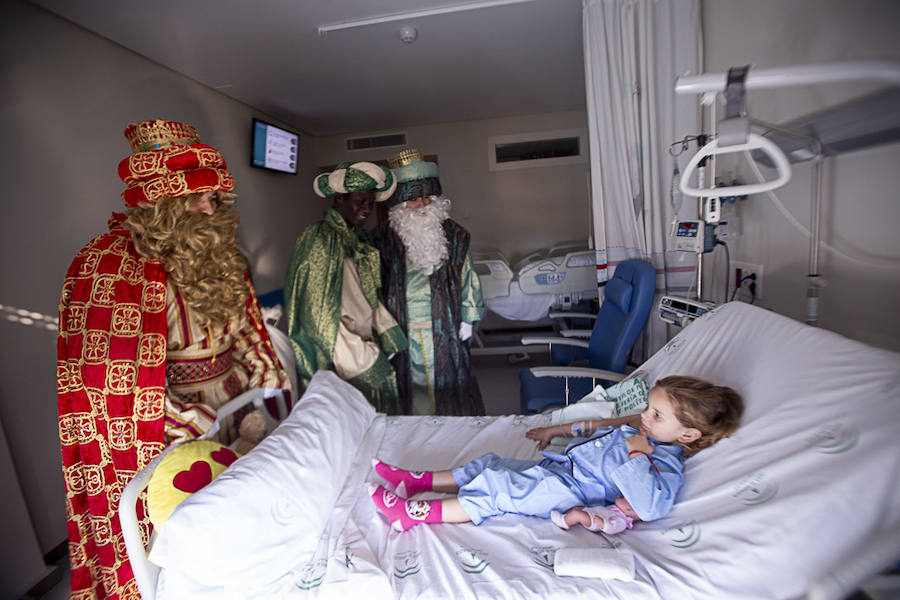 Melchor, Gaspar y Baltasar han hecho una parada en Pediatría antes de recorrer La Herradura