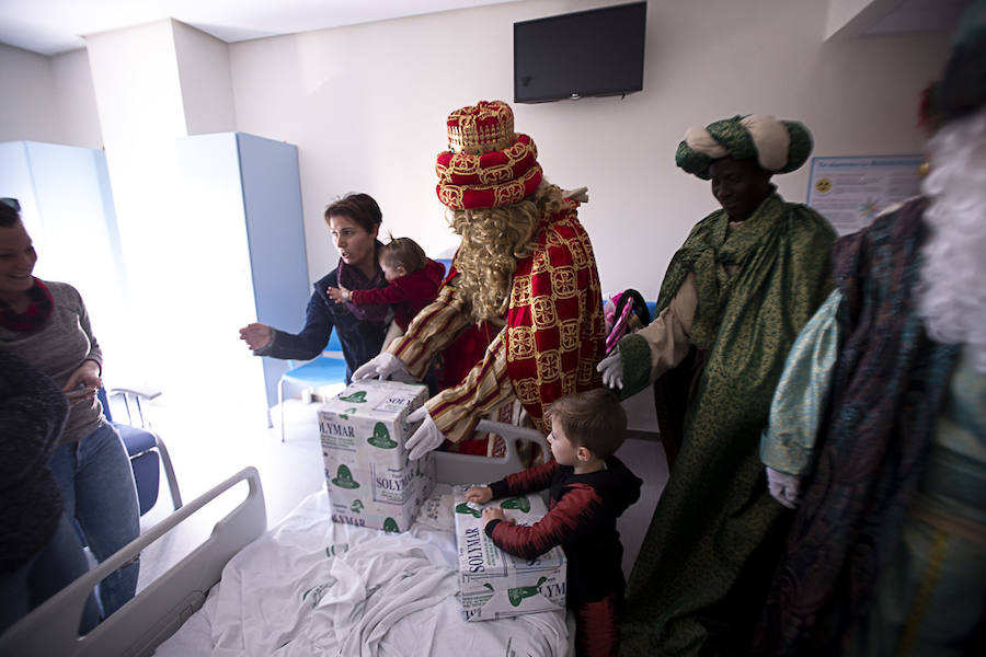 Melchor, Gaspar y Baltasar han hecho una parada en Pediatría antes de recorrer La Herradura