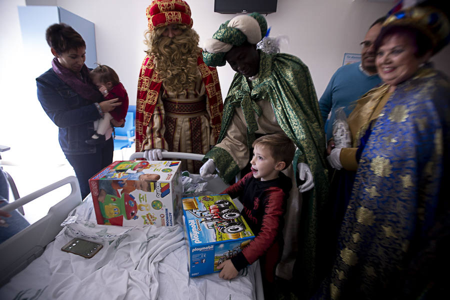 Melchor, Gaspar y Baltasar han hecho una parada en Pediatría antes de recorrer La Herradura